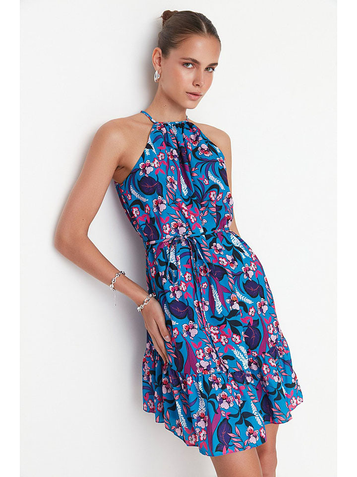 

Короткое платье trendyol