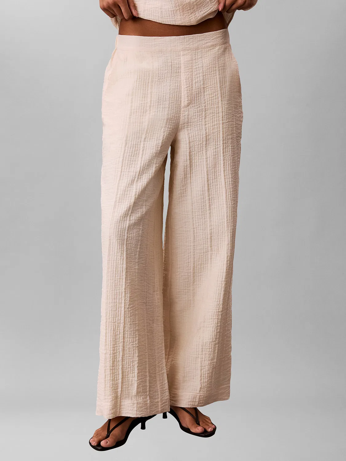 Брюки свободного кроя Calvin Klein Relaxed Sheer бежевого цвета — фото 2