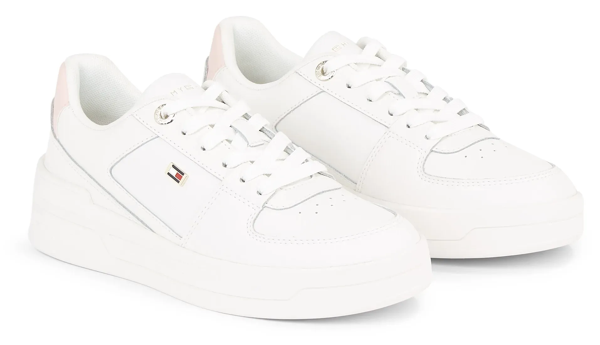

Кроссовки на платформе Tommy Hilfiger "FLAG BASKET SNEAKER", с флажком и логотипом сбоку, повседневная обувь, полуботинки, туфли на шнуровке, цвет Ecru-Rosa
