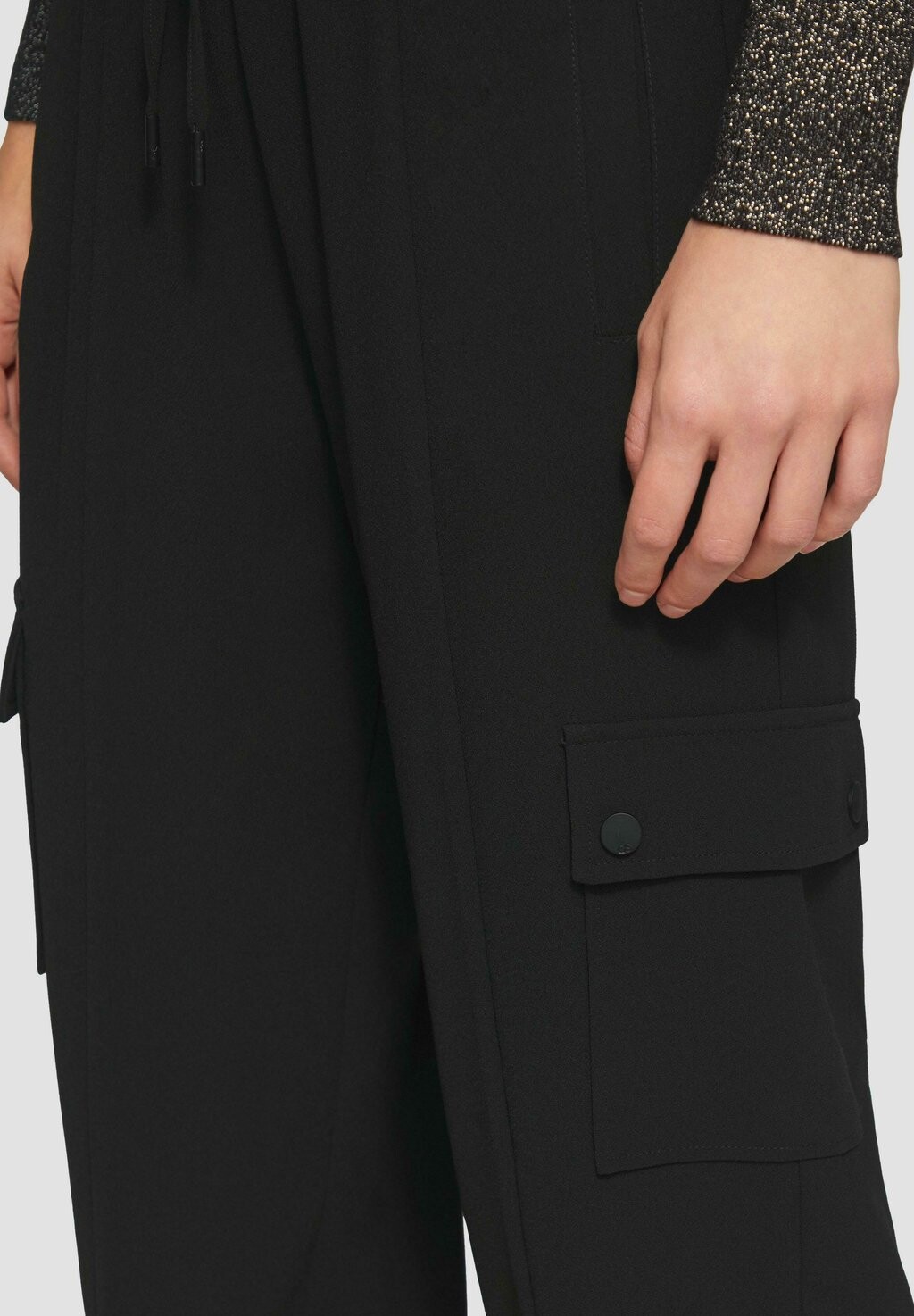 

Брюки карго JOGGERSTYLE MIT AUFGESETZTEN TASCHEN UND BÜNDCHEN AM SAUM QS, черный