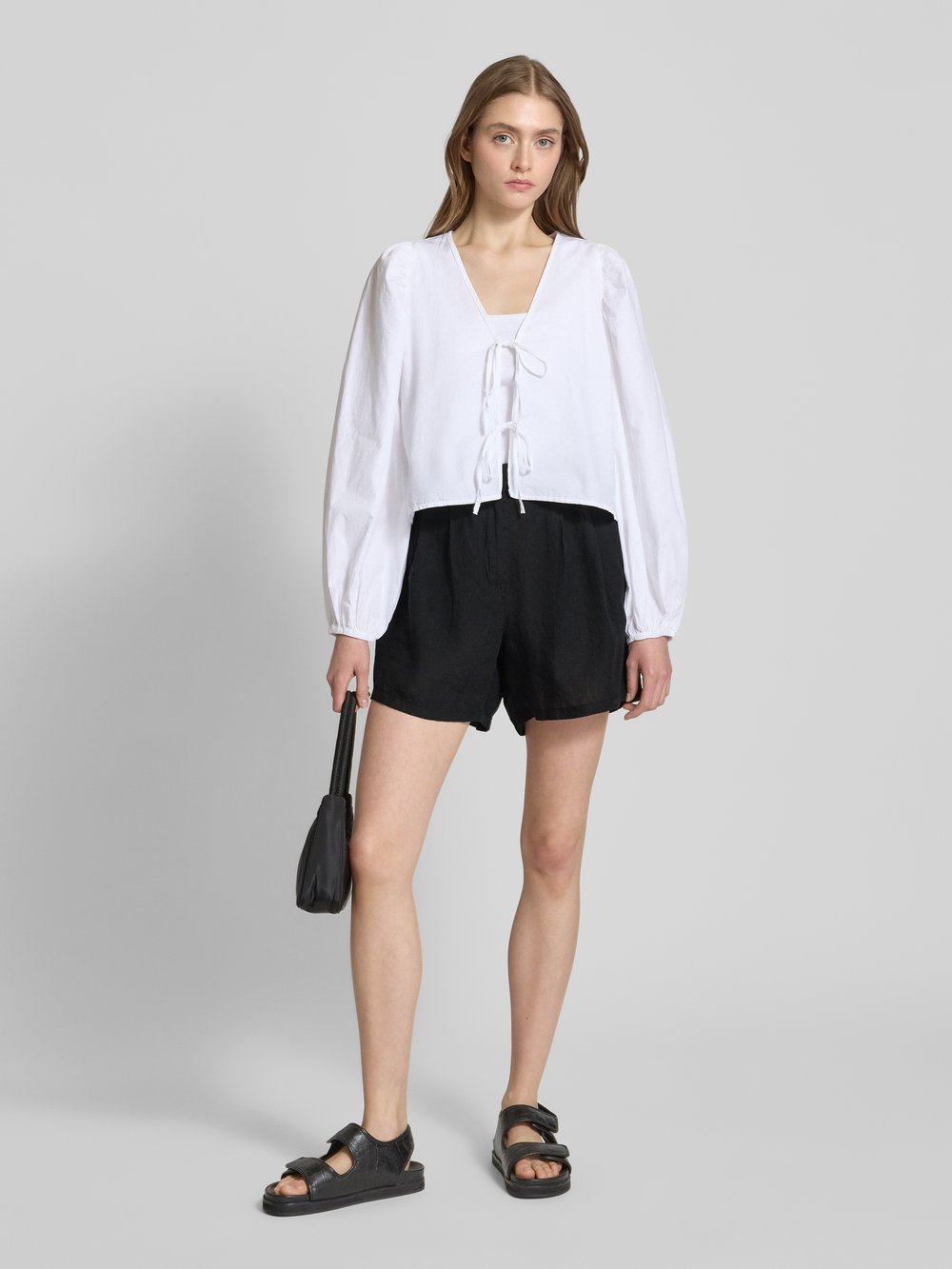 

Льняные шорты свободного кроя со складками Gina Tricot, черный