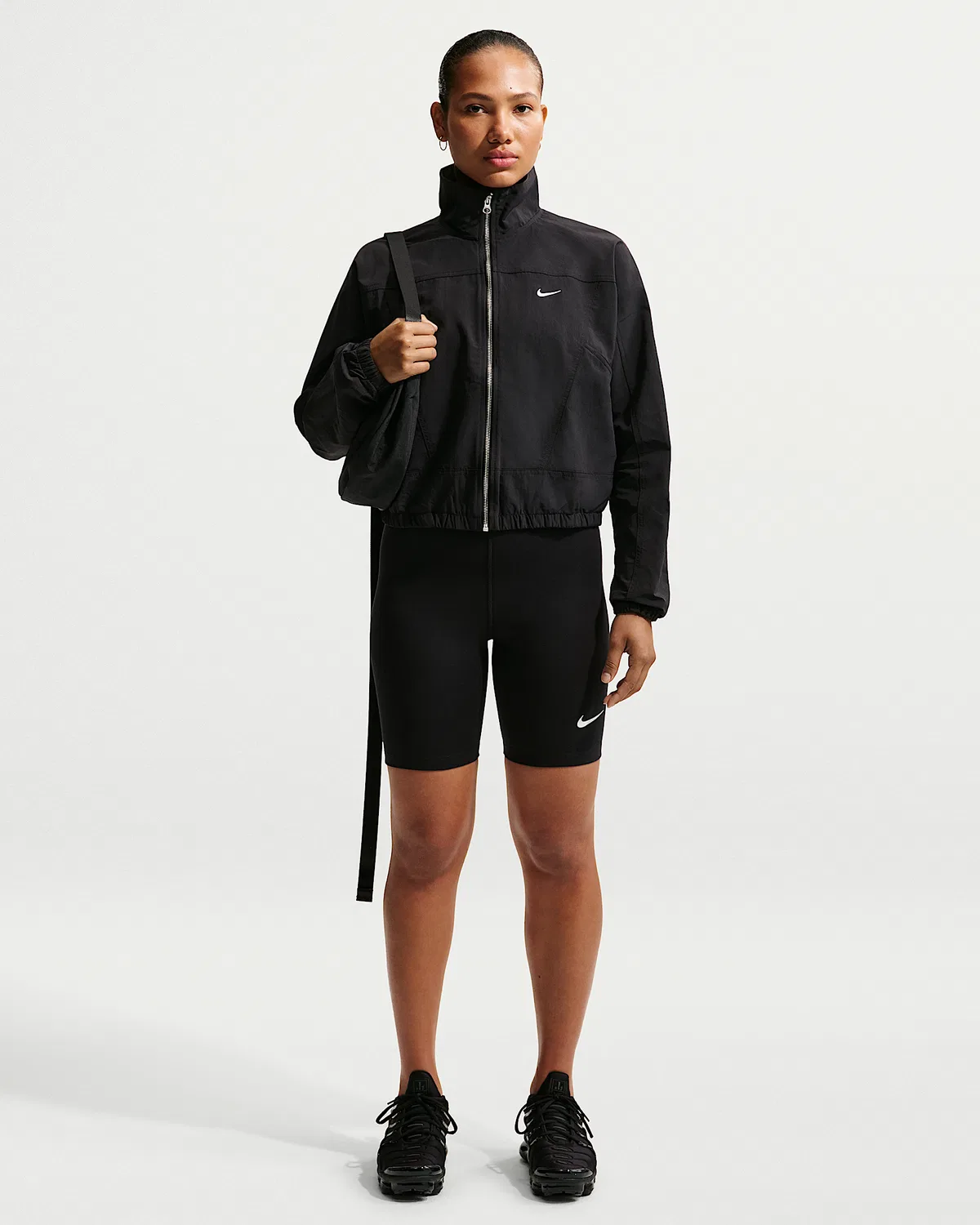 Женская свободная куртка Nike Sportswear Everything Wovens с защитой от УФ-лучей Repel, Black/White — фото 4