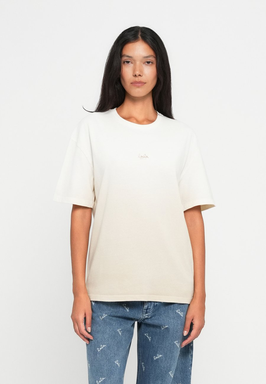 

Футболка lala Berlin Print T-shirt, Faded Beige/Taupe, Коричневый, Футболка lala Berlin Print T-shirt, Faded Beige/Taupe