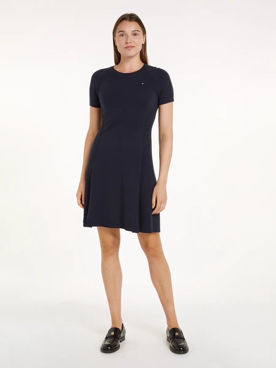 

Платье из джерси Tommy Hilfiger "CO JERSEY STITCH F&F DRESS" с вышивкой логотипа на груди, цвет Desert Sky