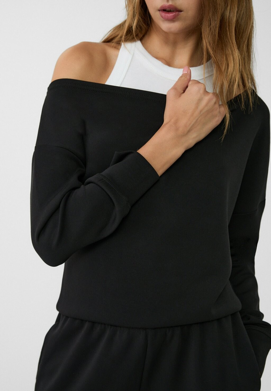 

Толстовка TOUCH EXPOSED SHOULDER Stradivarius, черный