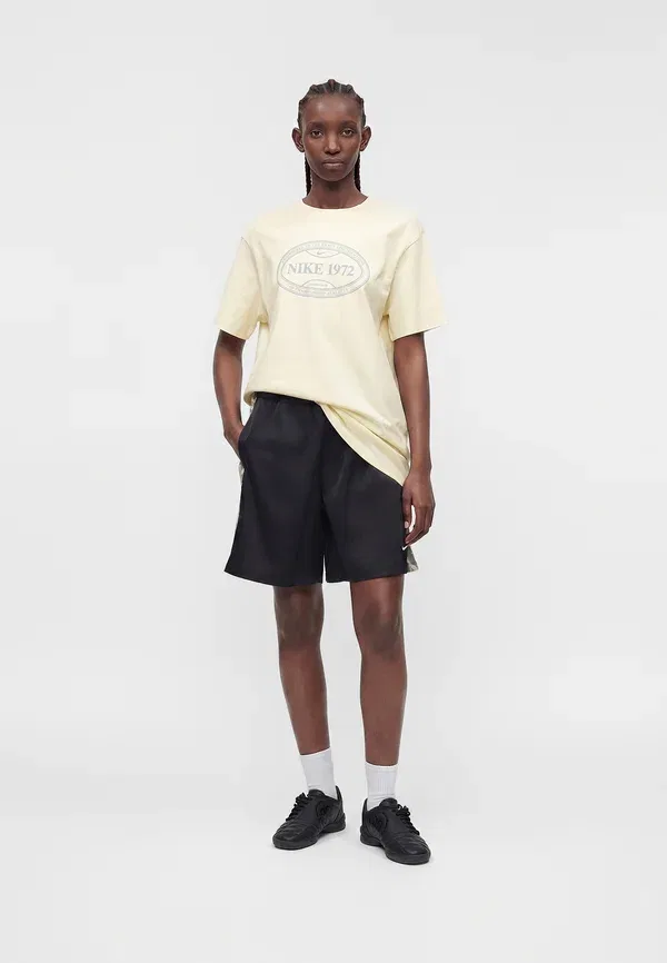 Футболка Nike Sportswear Boxy Tee Print T-Shirt, кокосовое молоко/серый волк — фото 2