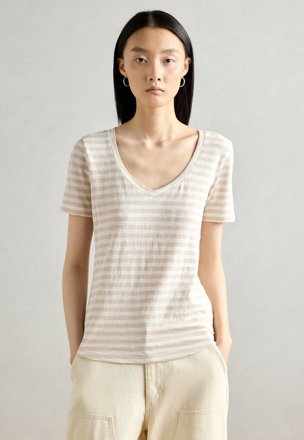 

Футболка с принтом SHORT SLEEVE V NECK STRIPED Marc O'Polo, серый