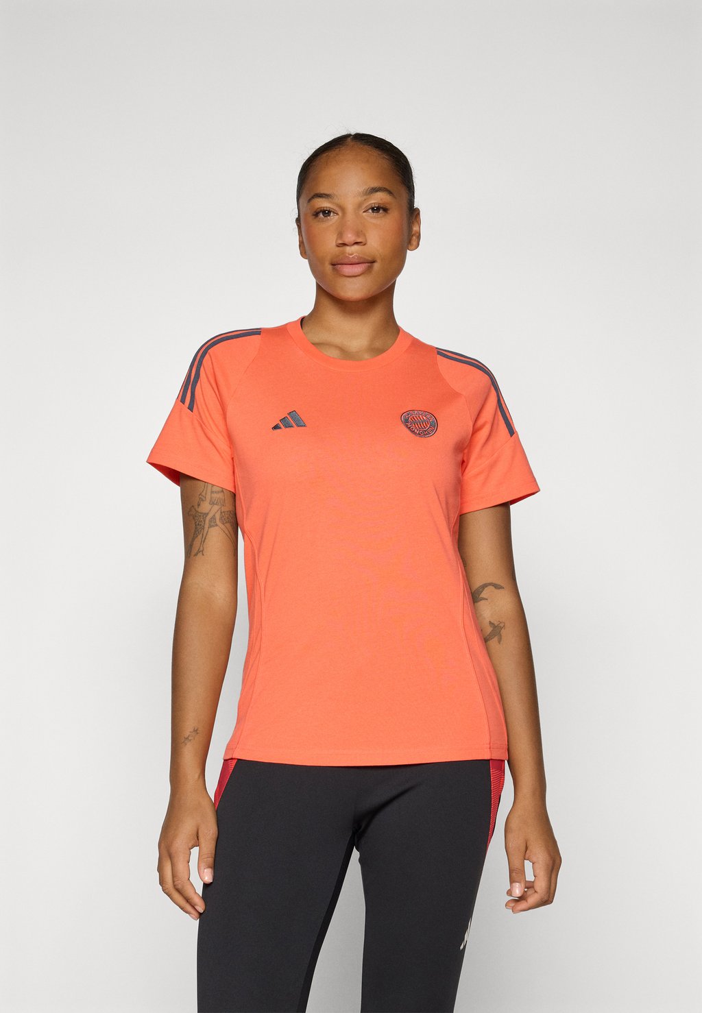 

Футболка с принтом FCB TEE - Club wear Adidas Performance, лосось