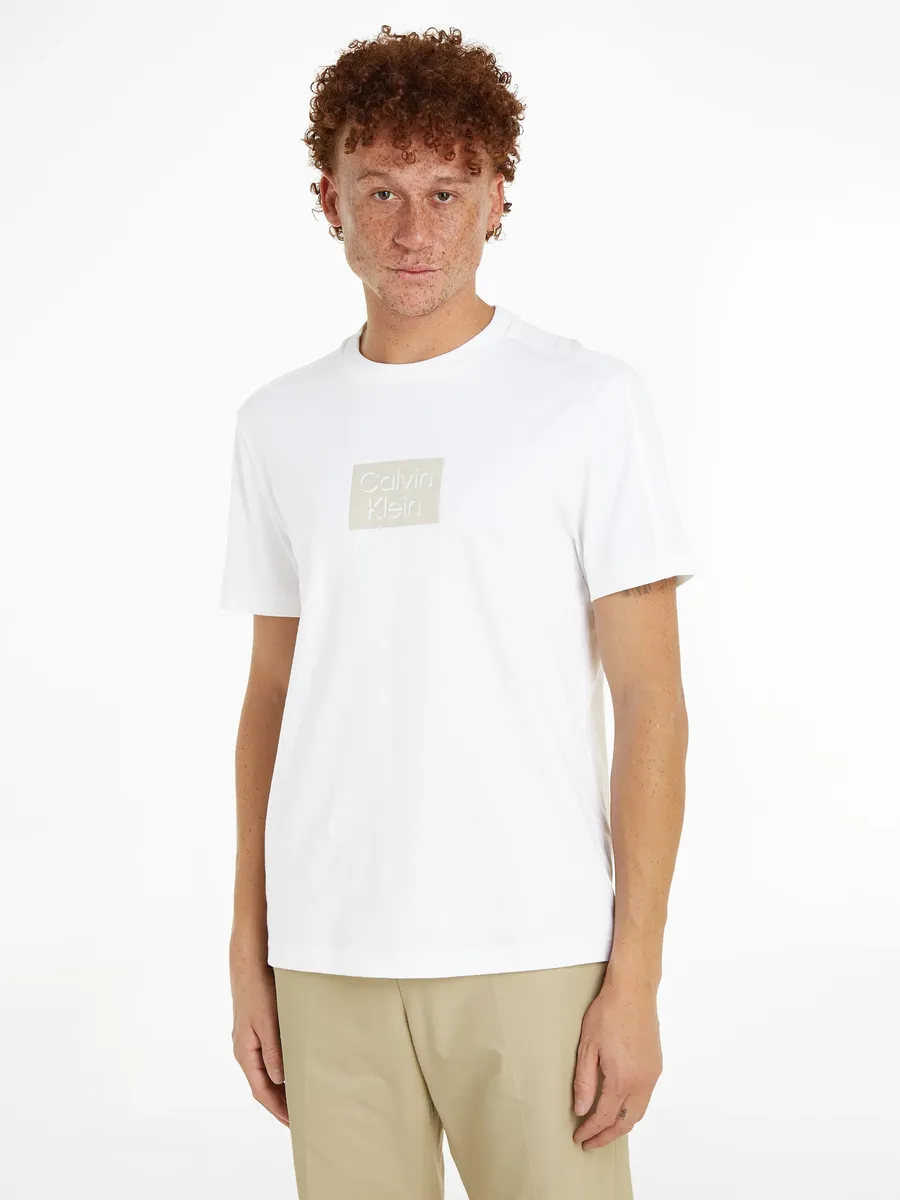 

Футболка Calvin Klein "CUT OUT SHADOW LOGO T-SHIRT" с тисненым логотипом, белый