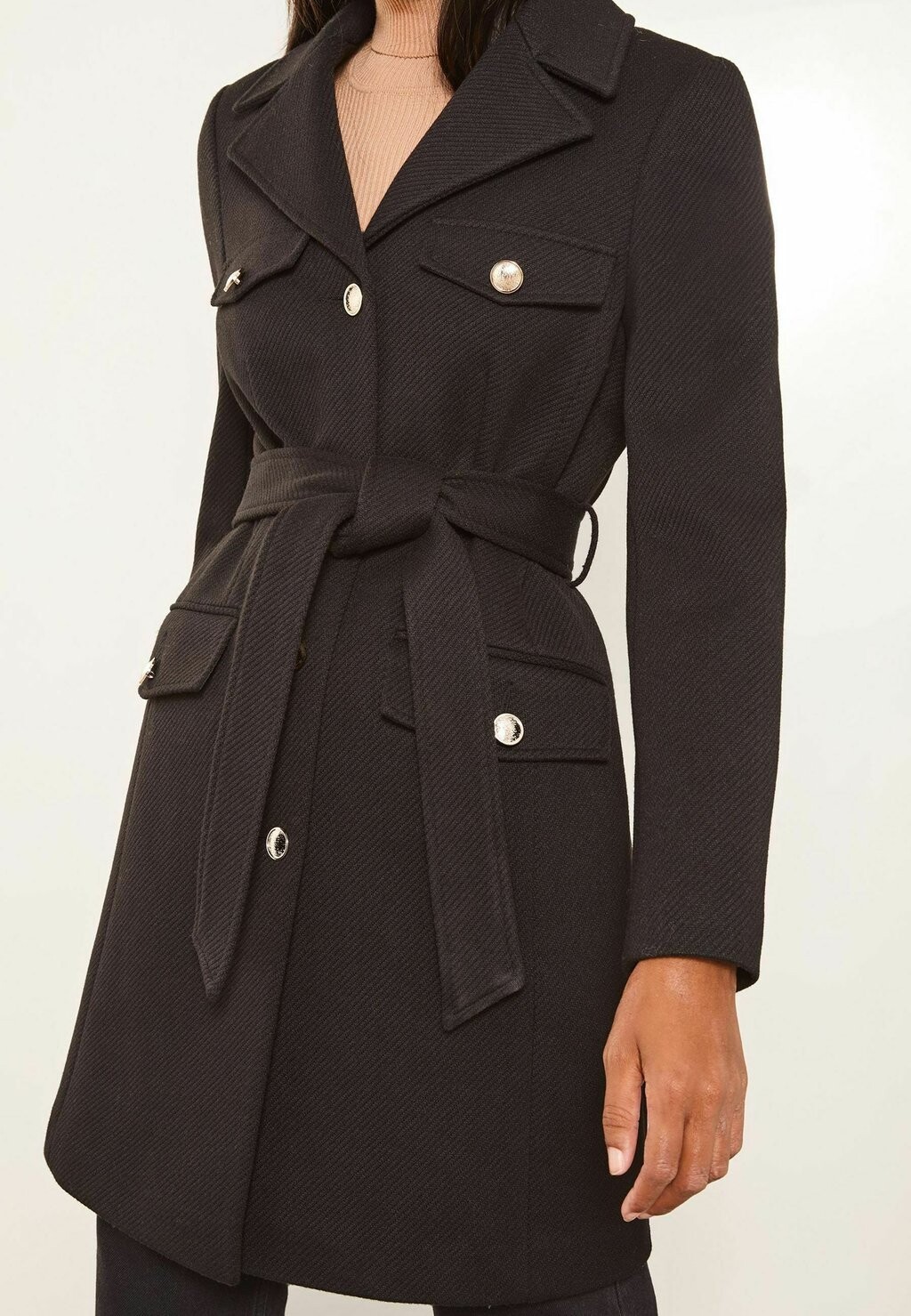 

Короткое пальто MILITARY BUTTON THROUGH BELTED REGULAR FIT Lipsy, черный