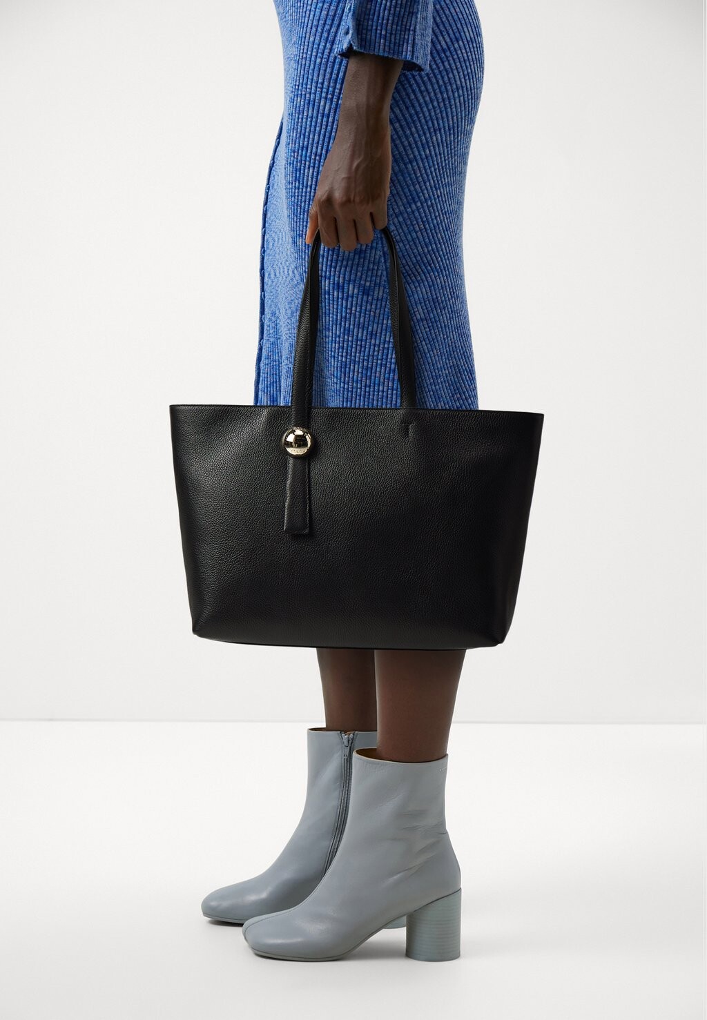 

Большая сумка SFERA L TOTE Furla, черный