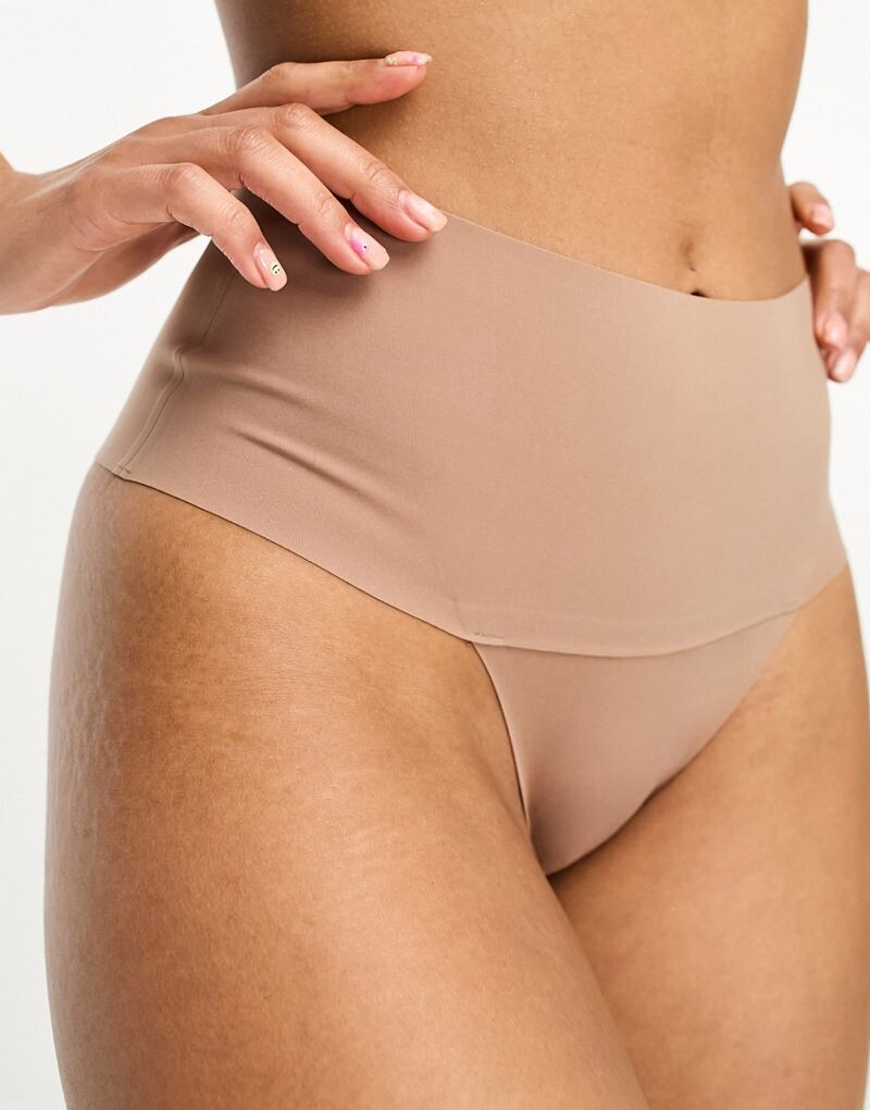 

Spanx Undie-tectable разглаживающие стринги в кафе с молоком