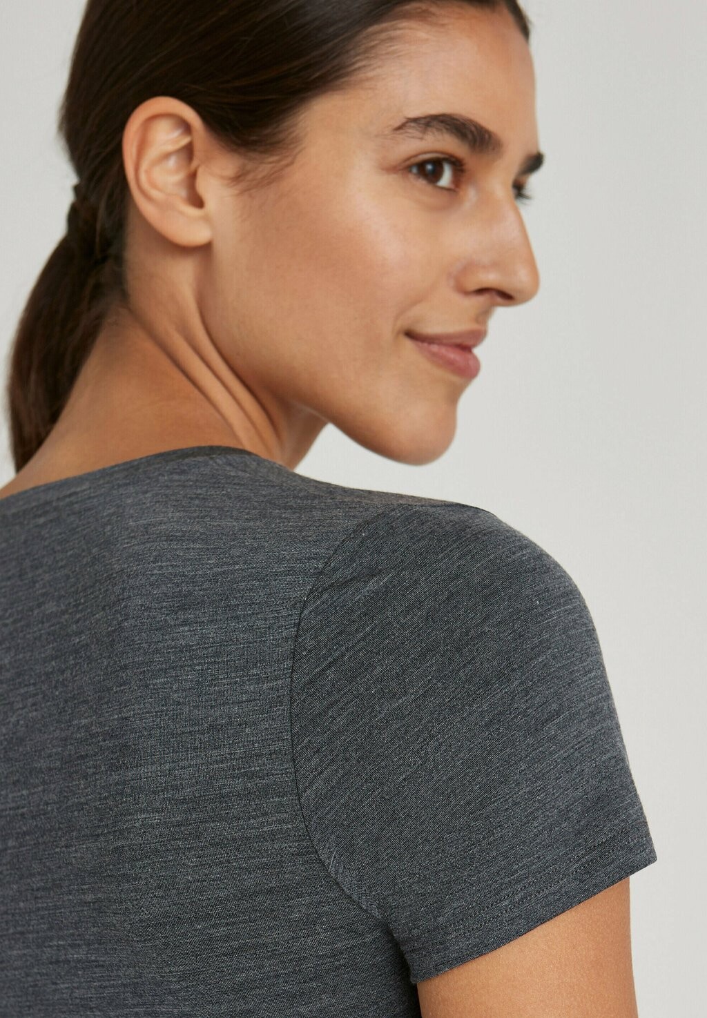 

Базовый слой DAILY CLIMAWOOL ELEGANT AND FUNCTIONAL FALKE, серый