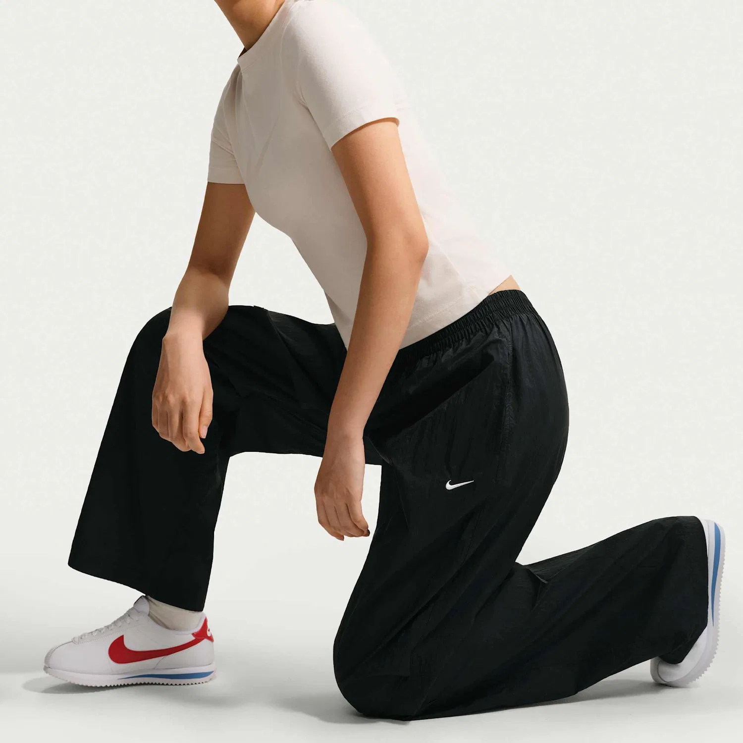Женские чёрные лёгкие брюки для спорта со средней посадкой от Nike — фото 4