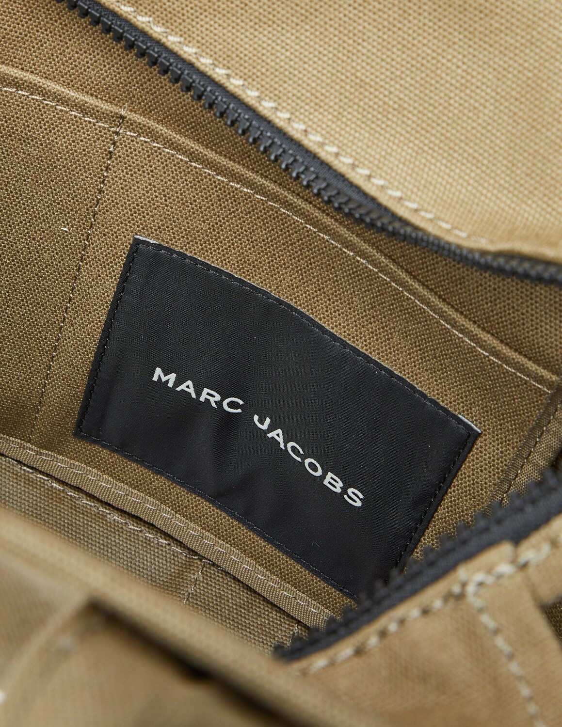 Маленькая сумка-тоут Traveler среднего размера Marc Jacobs, цвет Slate Green — фото 3