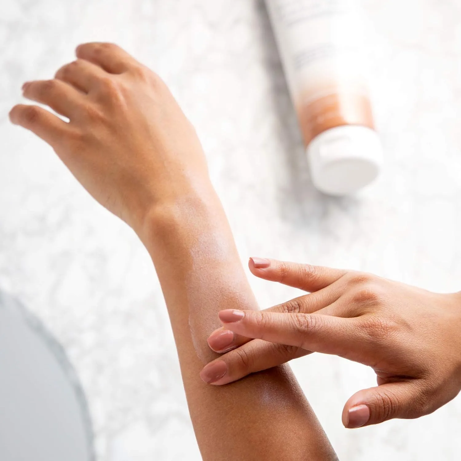 M-61 Hydraboost Gradual Tan Body Butter, увлажняющий и подтягивающий лосьон для тела без запаха, для ровного автозагара, с витамином E, алоэ и кокосовым маслом, 230 мл 231 мл (1 шт.) — фото 3