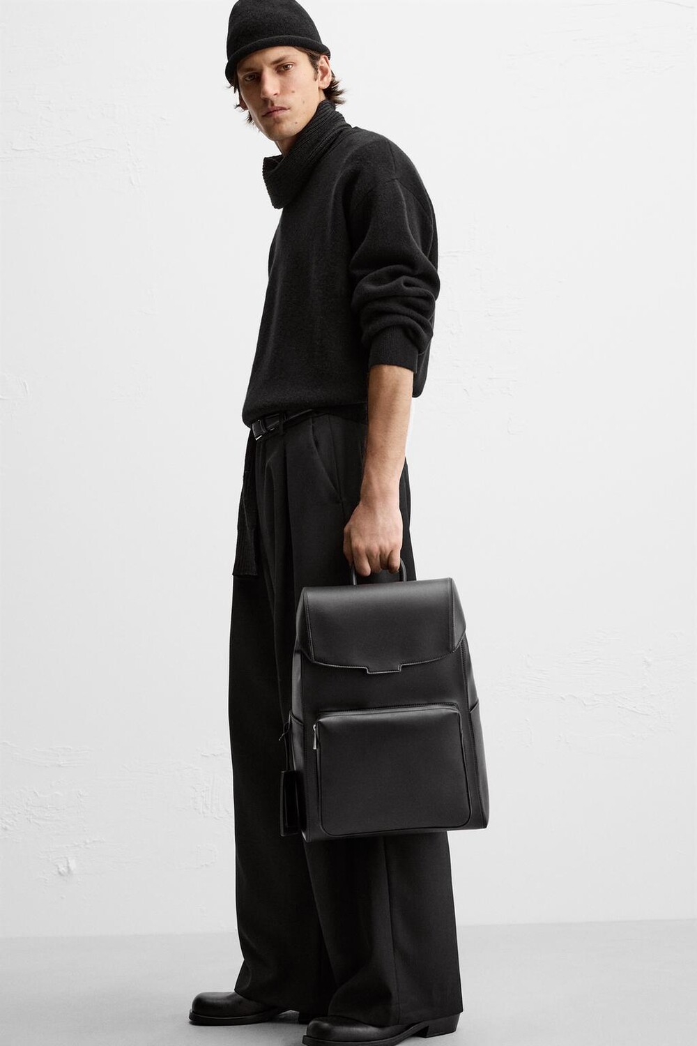 

Рюкзак с клапаном ZARA, черный