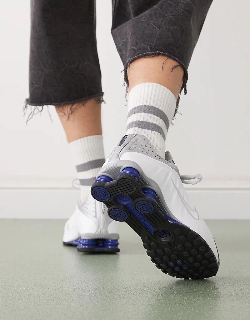 Кроссовки унисекс Nike Shox R4 белого цвета — фото 4