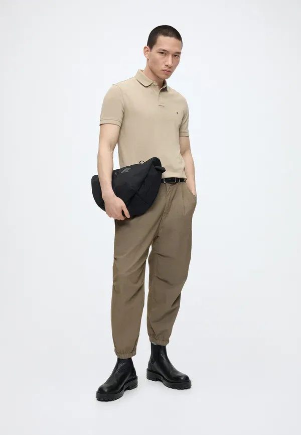 Футболка поло Tommy Hilfiger 1985 Regular Polo Core Essentials, цвет батик-хаки — фото 2