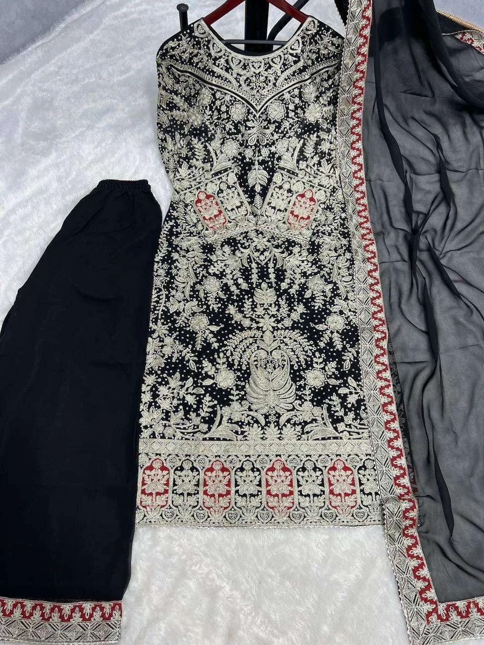 Женский комплект Angle One Store: куртка из искусственного жоржета с вышивкой в ​​стиле «Аалия», палаццо и дупатта с ручной вышивкой бриллиантами Generic, черный — фото 3