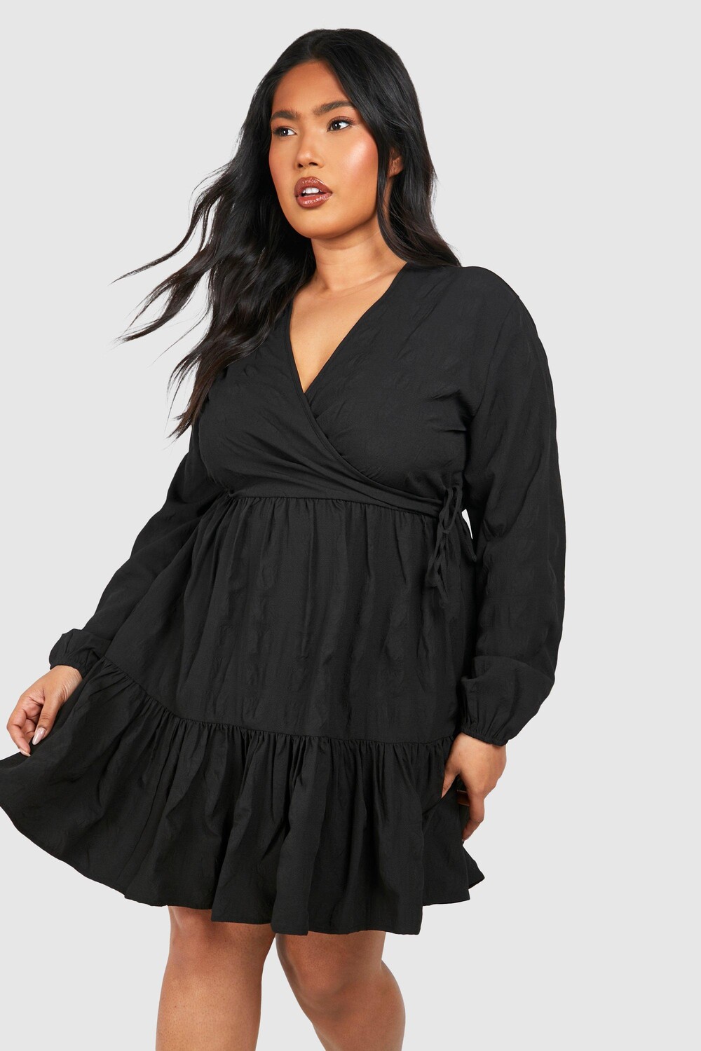 

Мини-платье с запахом и текстурой Plus boohoo, черный