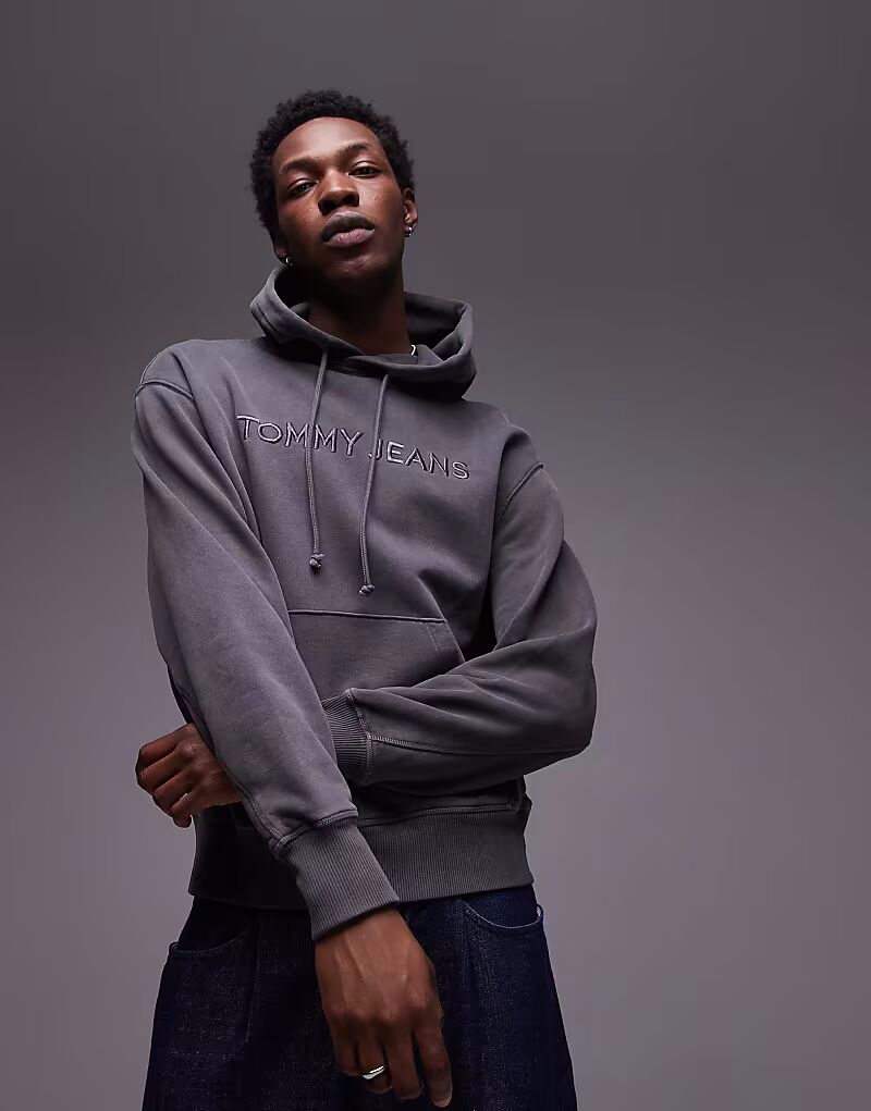 

Толстовка Tommy Jeans с логотипом в тон цвета «выбеленный черный»