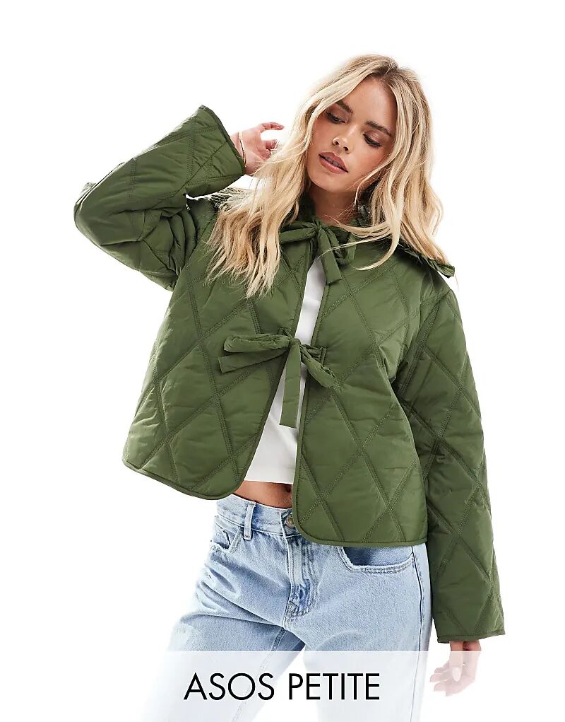 

Стеганая куртка с воротником-оборкой и завязкой спереди цвета хаки ASOS