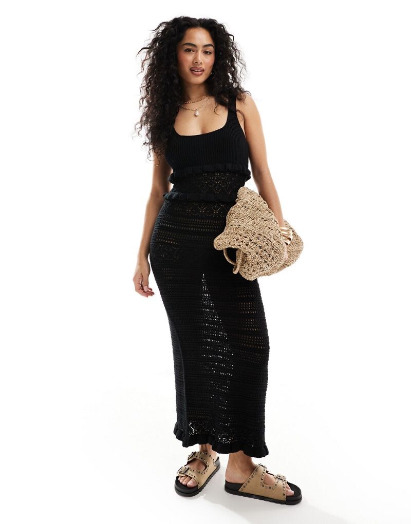 

Miss Selfridge – черное платье макси с рюшами, связанное крючком
