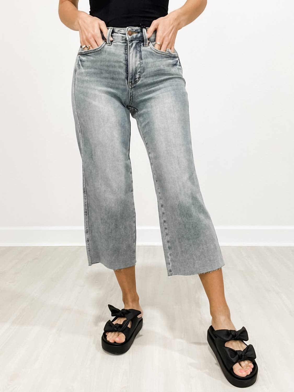 

Джинсы Tanner средней посадки в сером цвете Judy Blue, серый