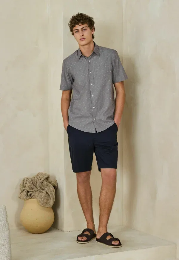 Рубашка Next, Regular fit smart clipped print short sleeve shirt, нейтральный коричневый — фото 4