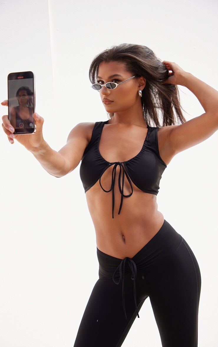

PrettyLittleThing Черный укороченный топ с рельефными складками и складками