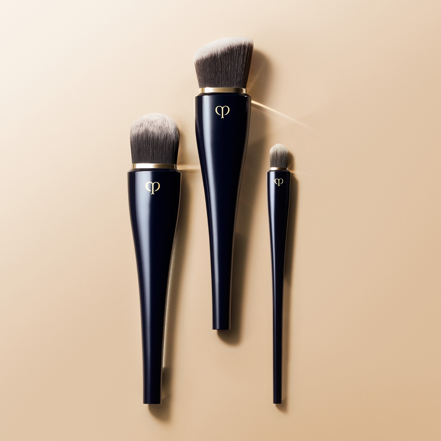Кисть для лица high coverage foundation brush Cle De Peau Beaute, количество 1 шт. — фото 3