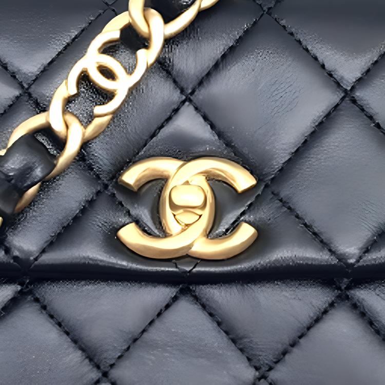 CHANEL Кроссбод из овечьей кожи с восковым покрытием — фото 4