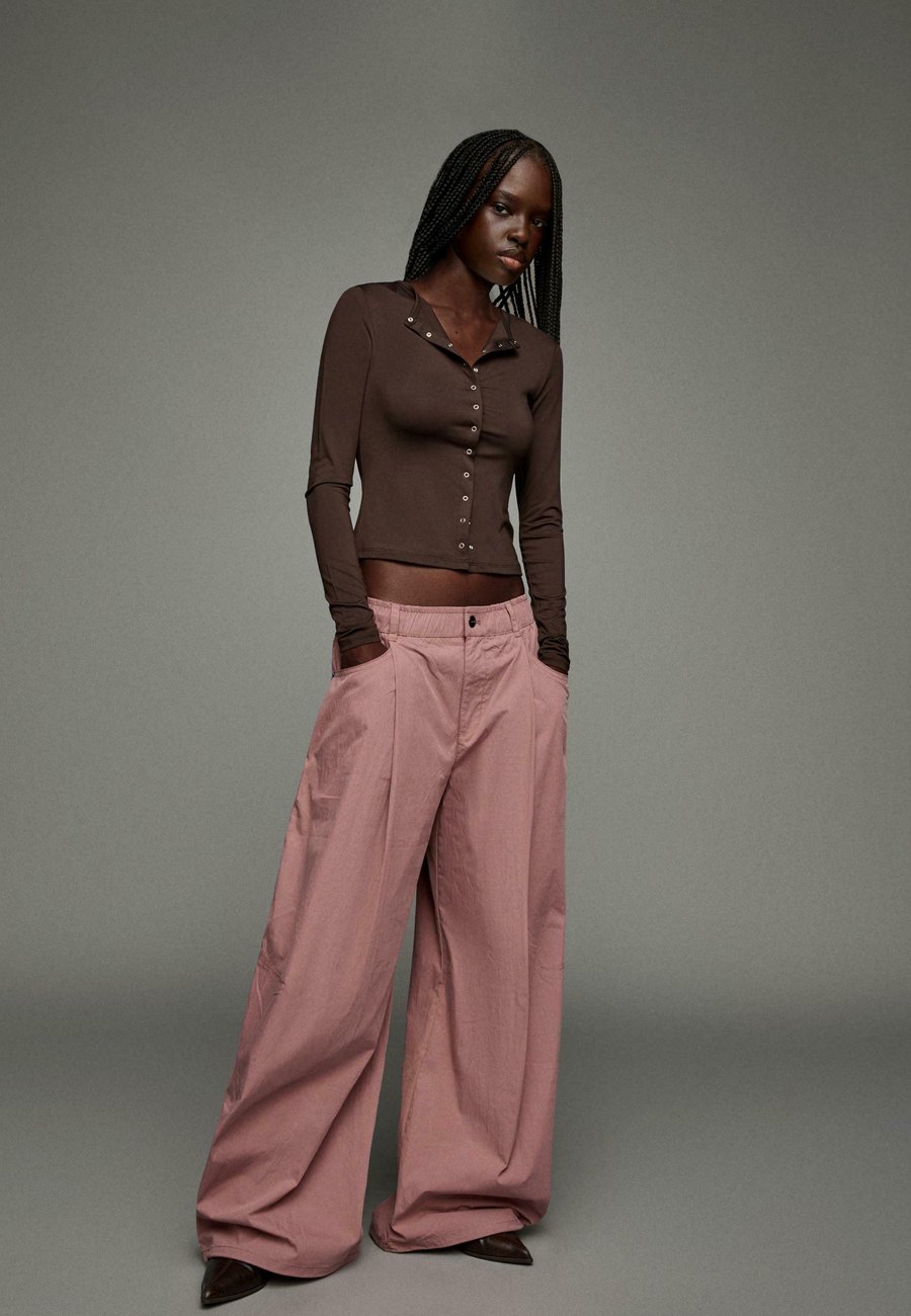 

Брюки Bershka TECHNICAL BALLOON PARACHUTE, Pink