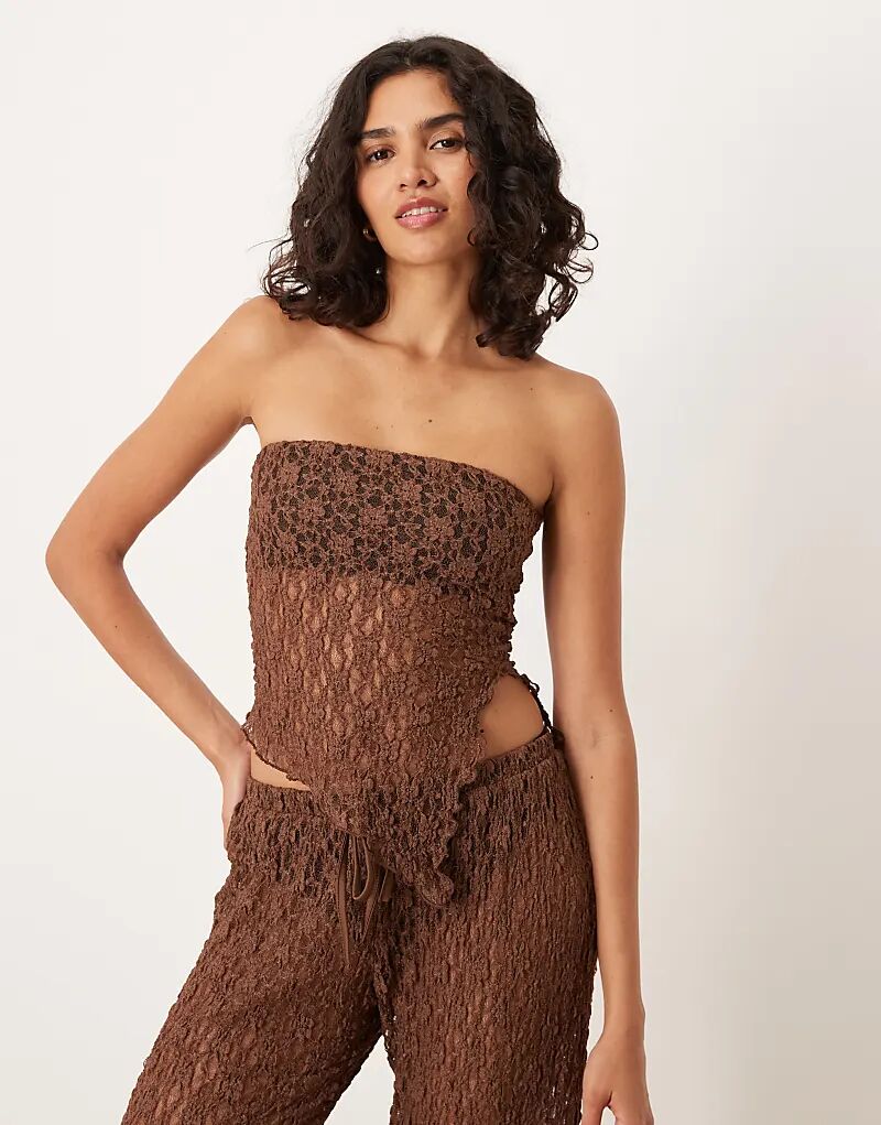 

Асимметричный сетчатый топ-бандо ASOS DESIGN с разрезом по бокам коричневого цвета