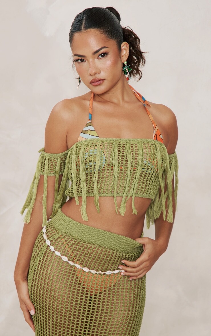 

PrettyLittleThing Оливковый топ с открытыми плечами и кисточками крючком