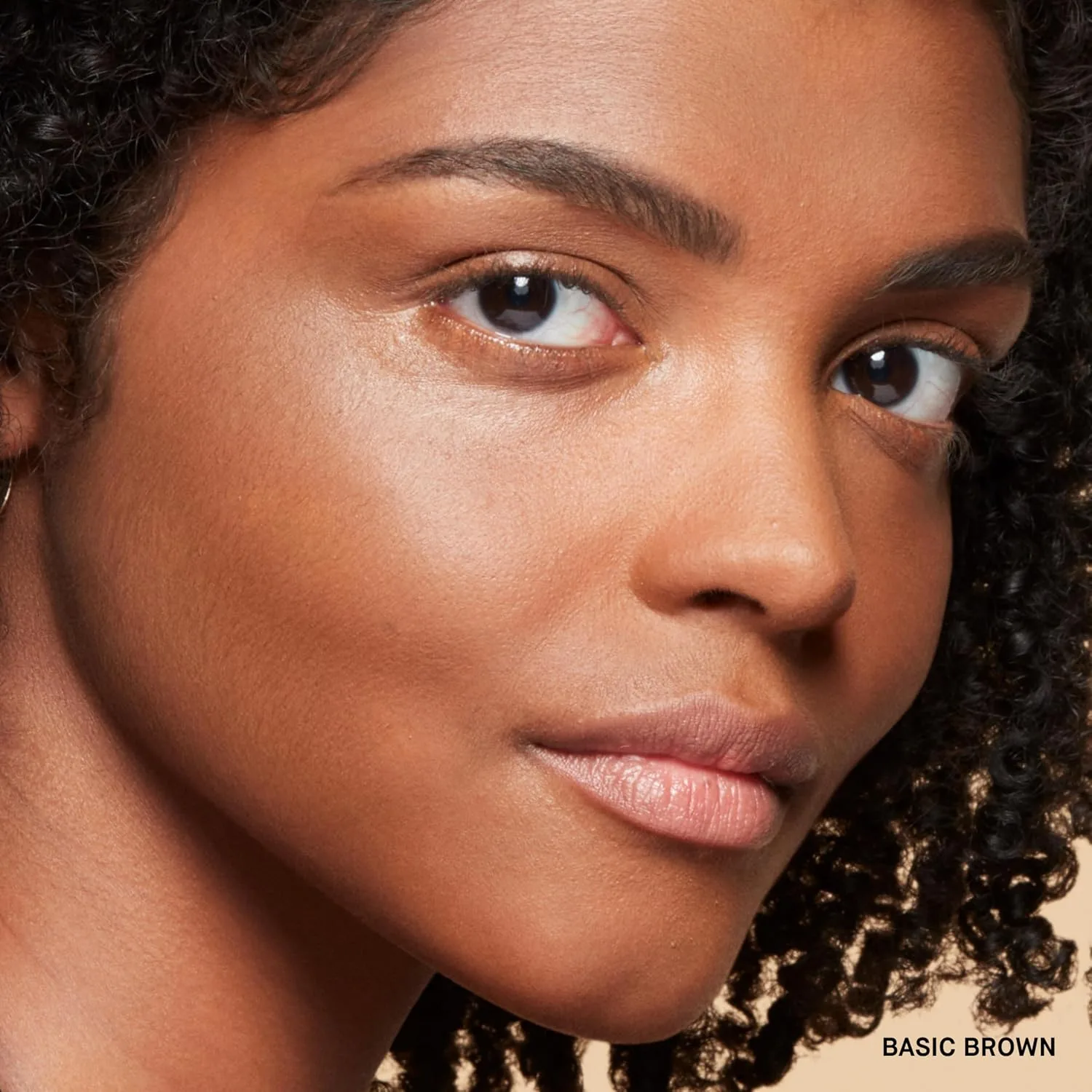 Прессованная пудра Bobbi Brown Sheer Finish | Матирующая фиксирующая пудра, впитывающая излишки кожного сала, для контроля блеска в течение всего дня | В комплекте пуховка, 0,32 унции, 08 Basic Brown (Dark Brown) — фото 4