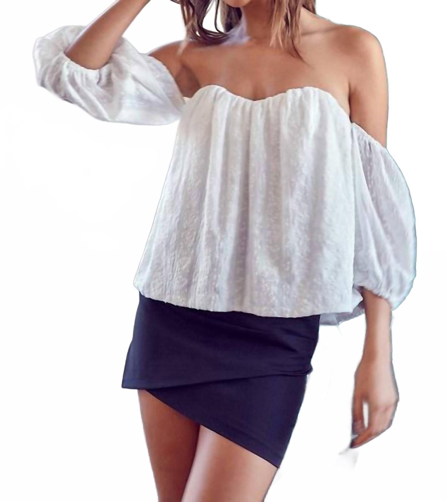 

Белая блузка с открытыми плечами и расклешенным кроем DO+BE