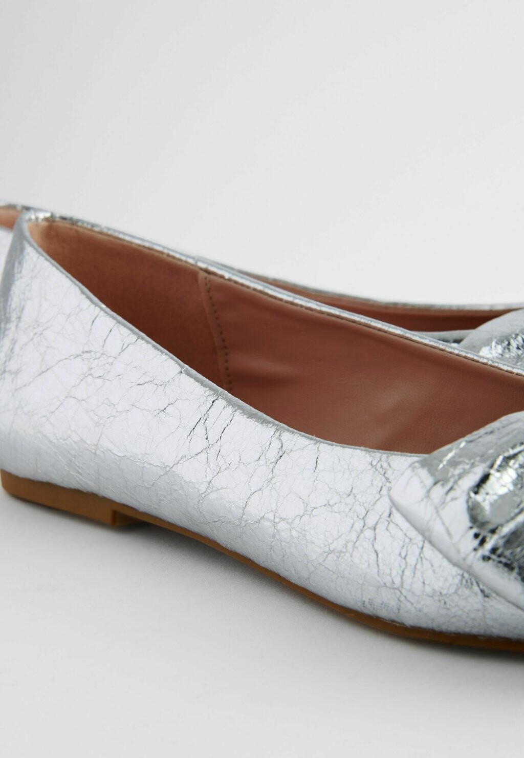 Балетки Forever Comfort Point Toe Bow Next, серебро