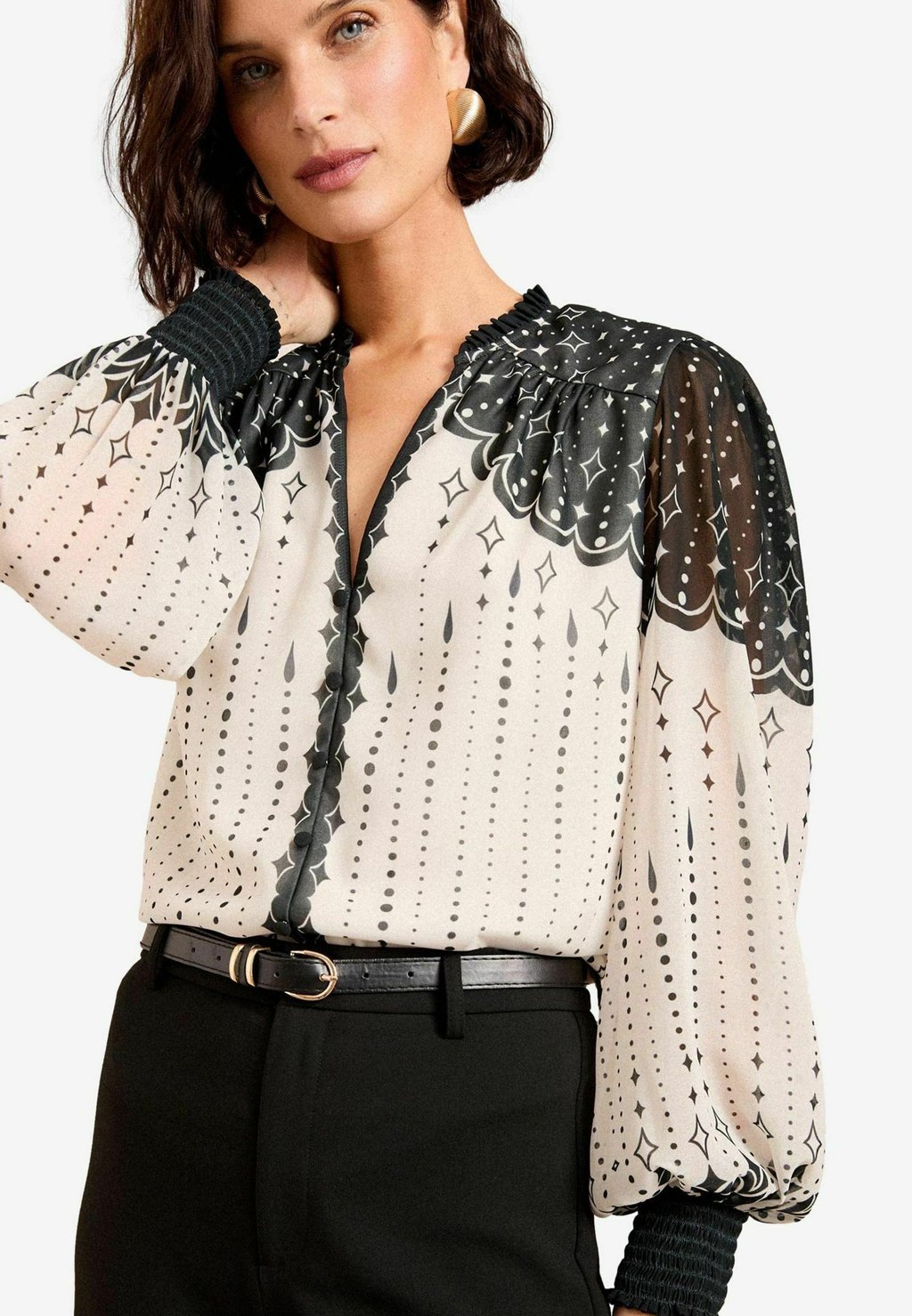 

Блузка на пуговицах PRINTED NOTCH NECK DETAIL LONG SLEEVE Love & Roses, белый