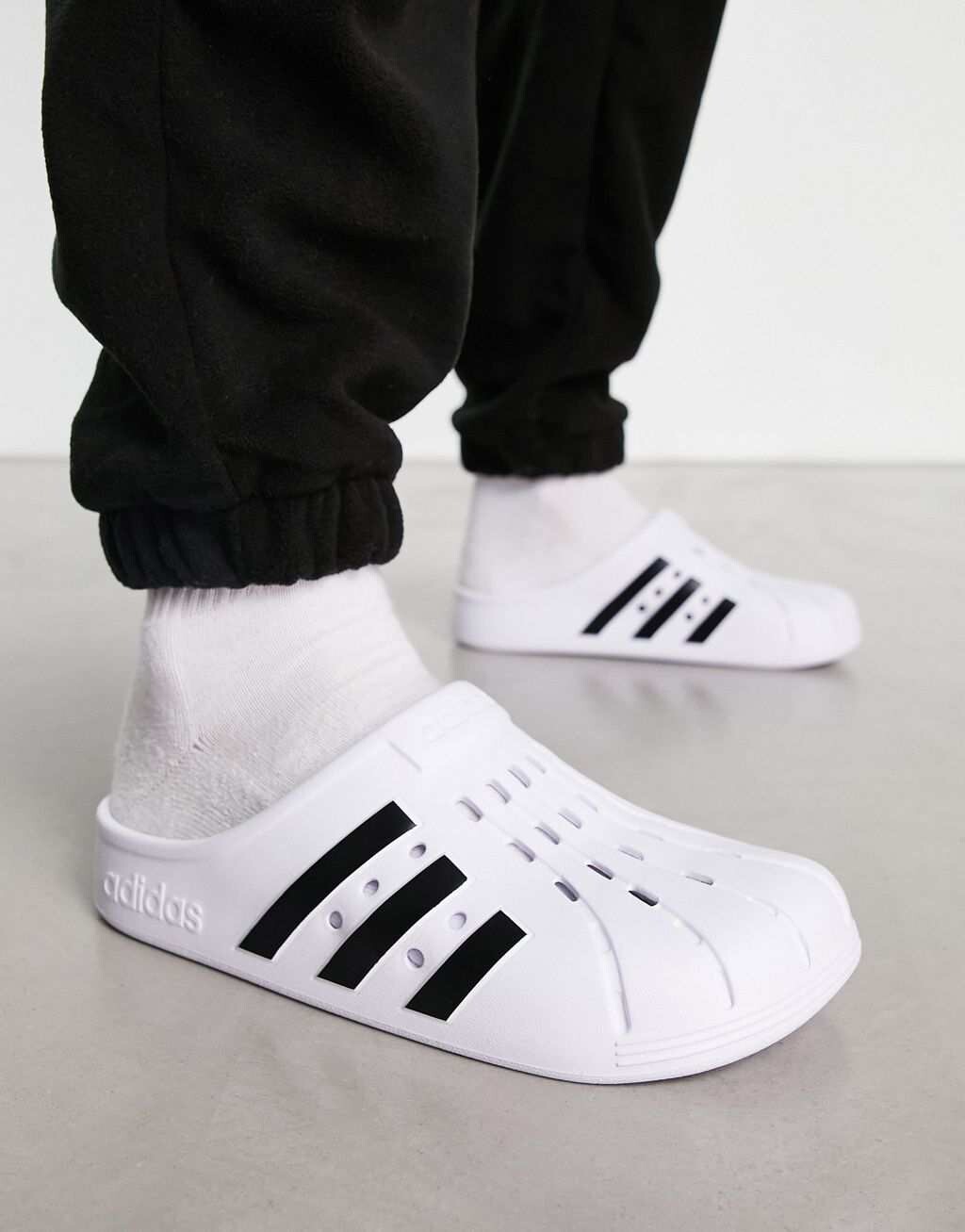 

adidas Sportswear Белые сабо Adilette