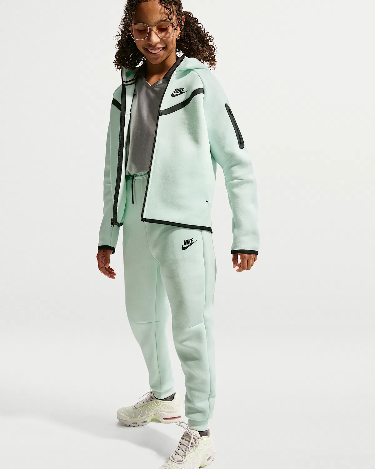 Джоггеры для девочек Nike Sportswear Tech Fleece, Barely Green/Black/Black — фото 4