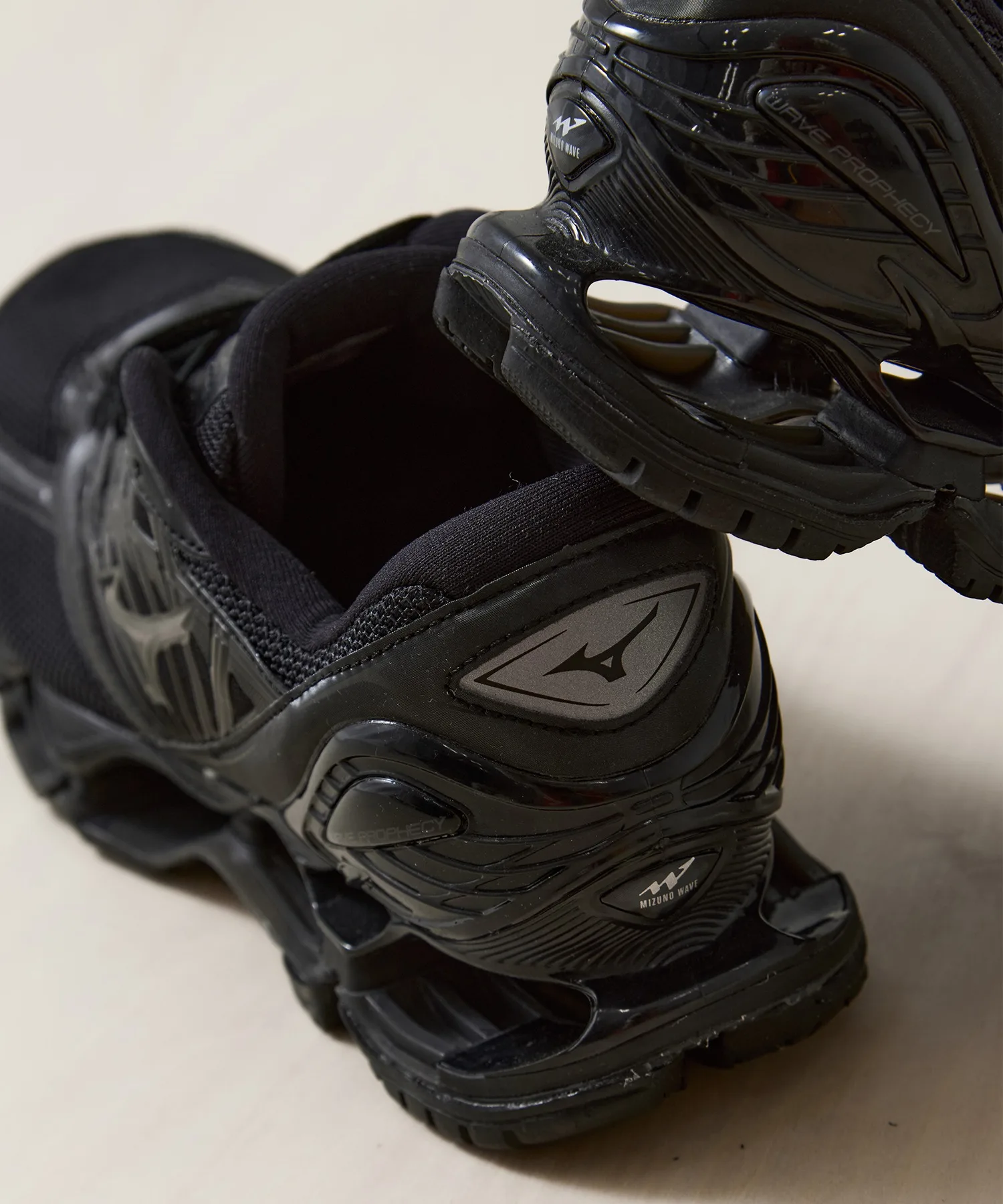 Мужские кроссовки с технологией MIZUNO WAVE Prophecy LS черные — фото 4