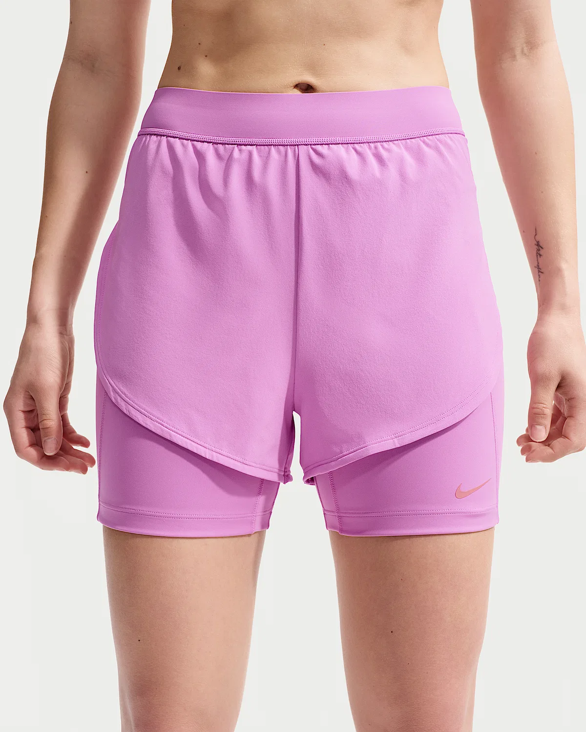Женские шорты 2-в-1 Nike Universa, 5", Light Magenta/Dark Orchid/Desert Berry — фото 2