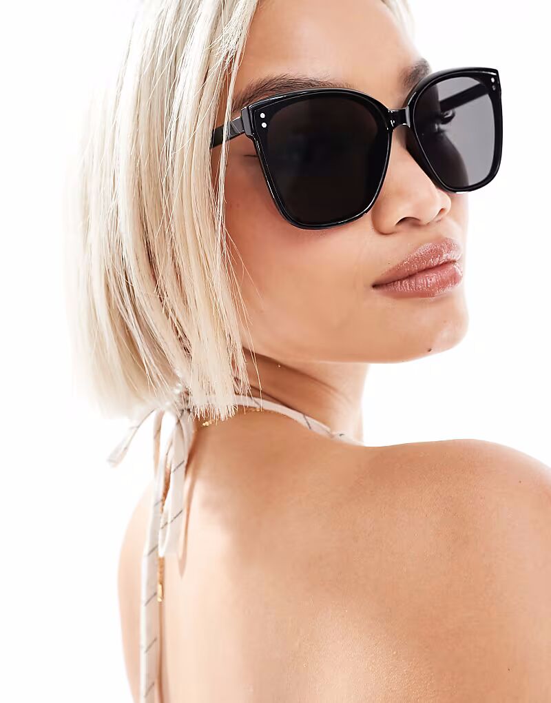 

Солнцезащитные очки New Look в большой пластиковой оправе черного цвета