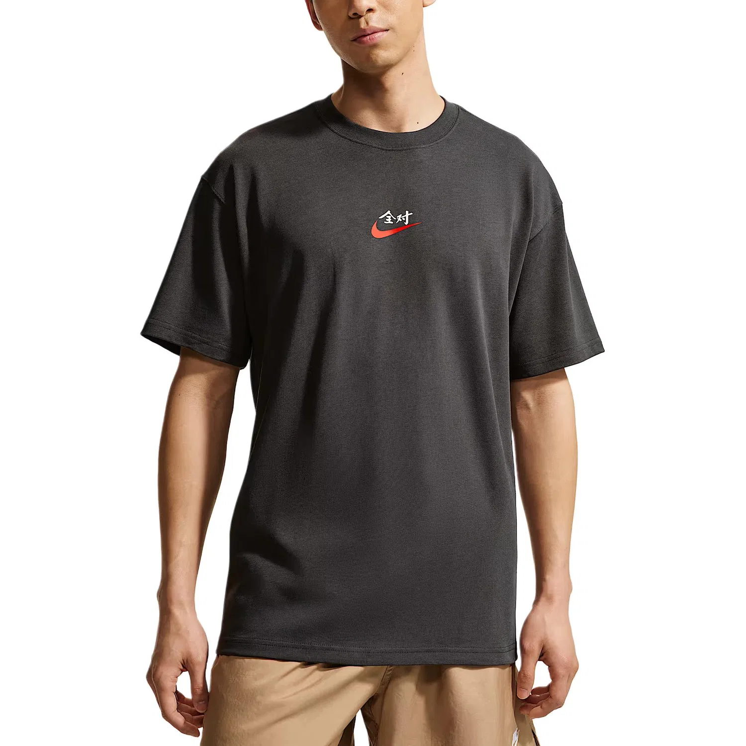 Футболка Sportswear мужская, цвет coal black, круглый вырез, средняя посадка Nike