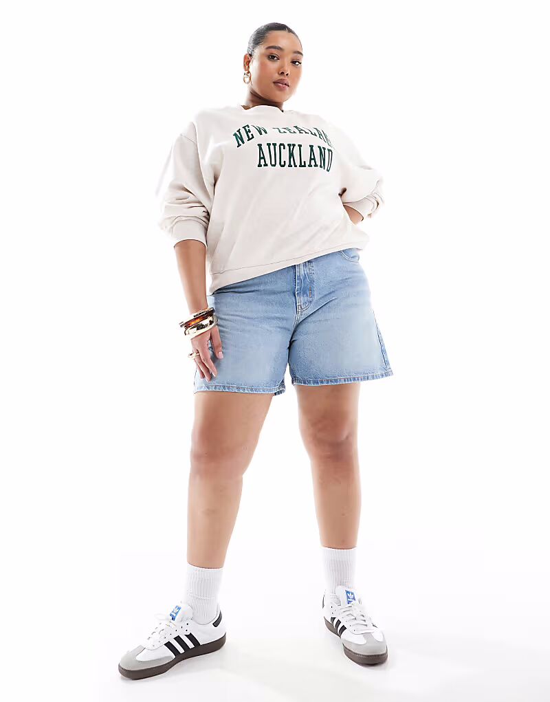 

Джинсовые шорты Curve от ASOS DESIGN Dad, средне-синего цвета