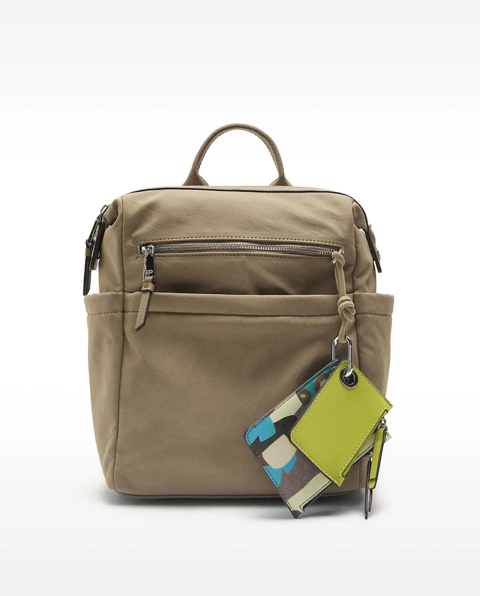 

Женский рюкзак с несколькими отделениями и съёмным кошельком на молнии в однотонном исполнении Parfois, серо-коричневый