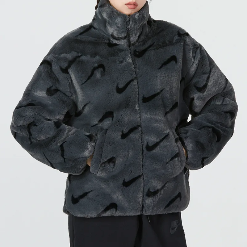 Nike Женская куртка из искусственного меха с принтом Asia Sizing Dark Smoke Grey — фото 4
