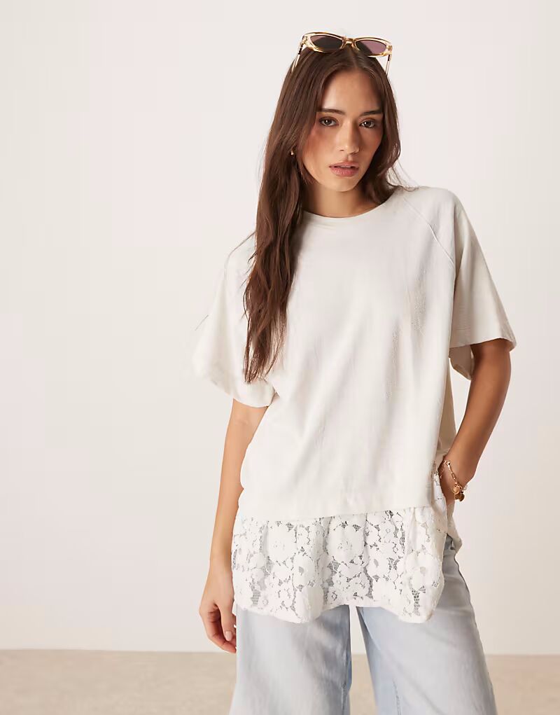 

Футболка свободного кроя реглан с кружевной отделкой по низу от ASOS DESIGN кремового цвета